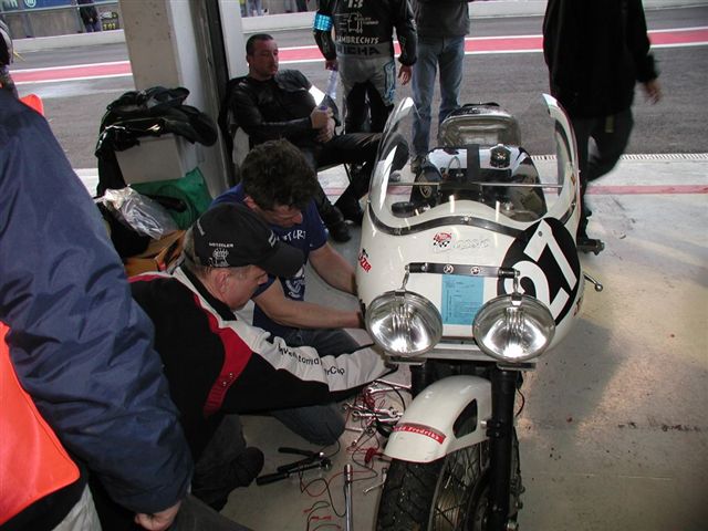 een halve ronde in de eerste manche - 40 minuten de motor teruggeduwd.